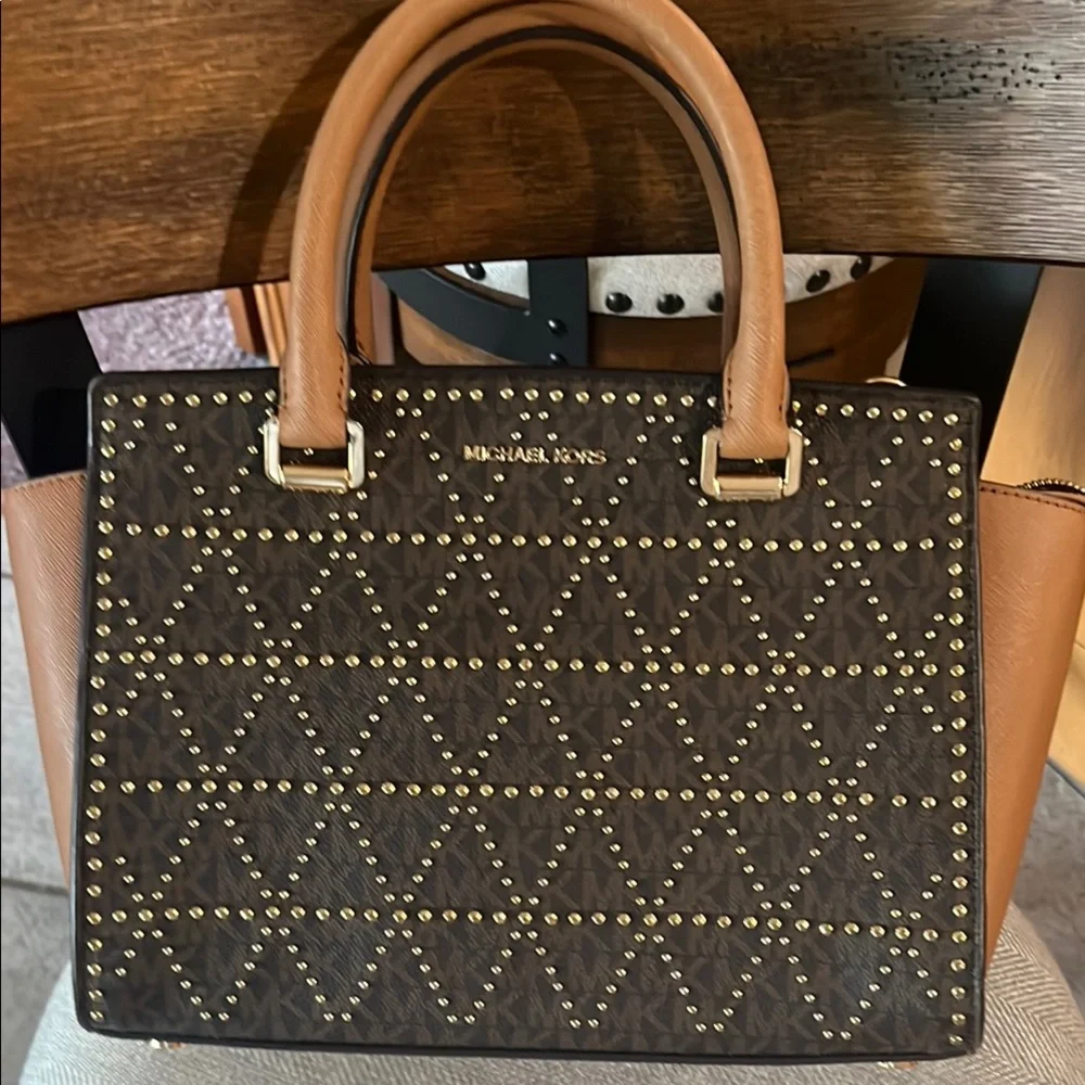 Michael Kors Brown and Tan Studded Satchel
11’9 inside zipper and wristlet . - Picture 1 of 4